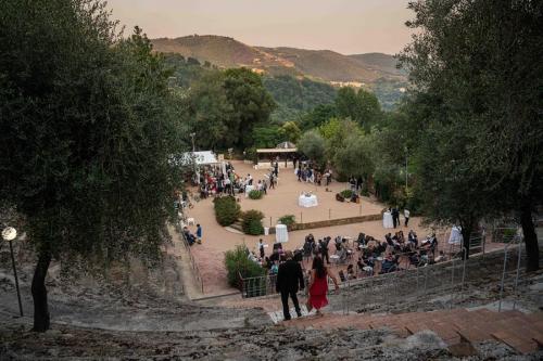 3-anfiteatro-invitati tenuta-dei-Normanni